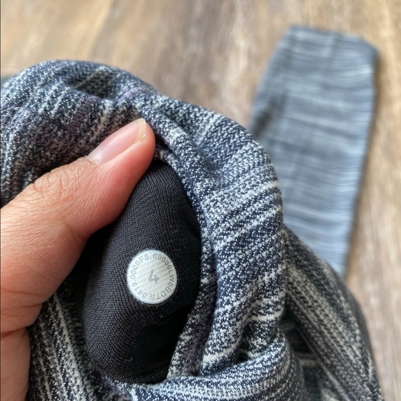 Lululemon Align crop 21” cross waist size 4 - Picture 3 of 5